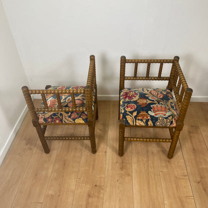 Duo de chaise d'angle en bois tourné Bobines et assise tissu, milieu XXeme