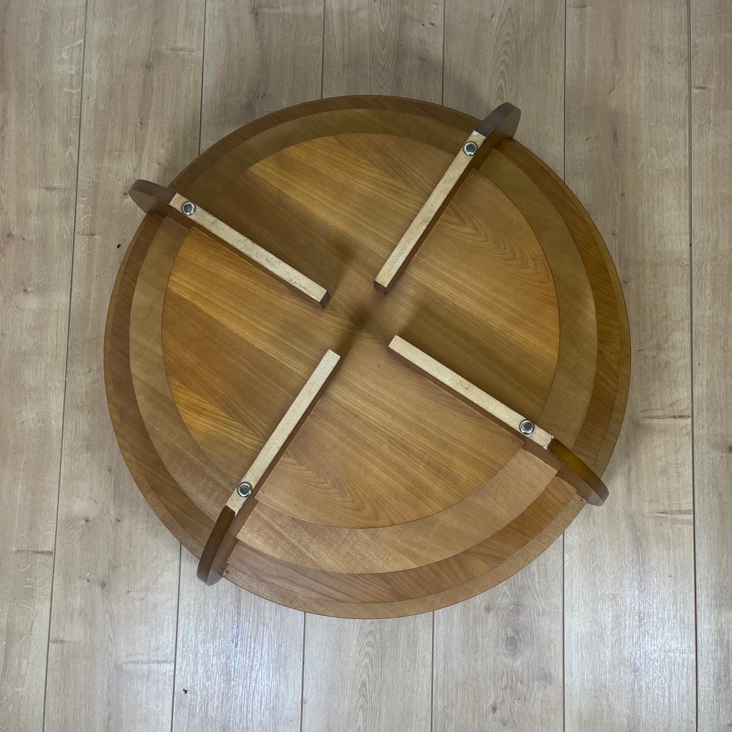 Table basse sculpturale à anneaux concentriques, verre et bois, circa 1985