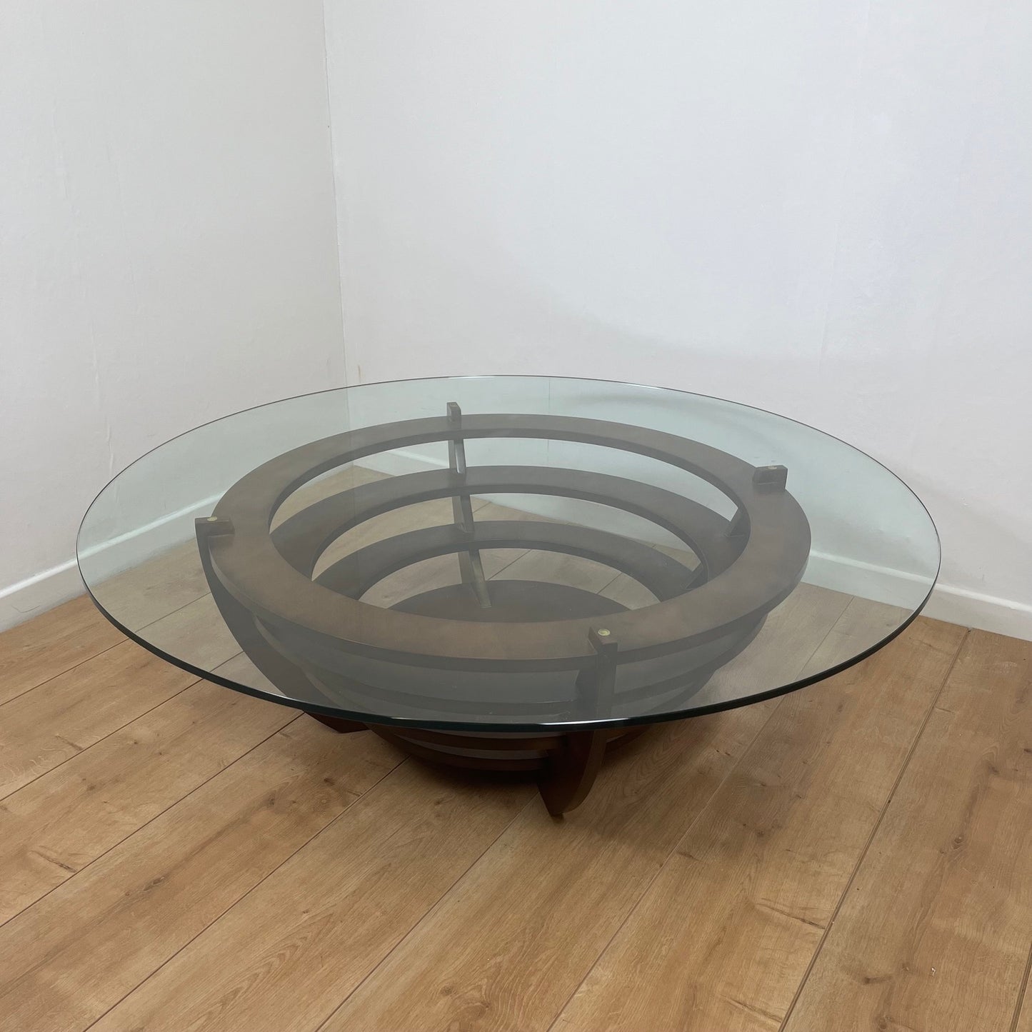 Table basse sculpturale à anneaux concentriques, verre et bois, circa 1985