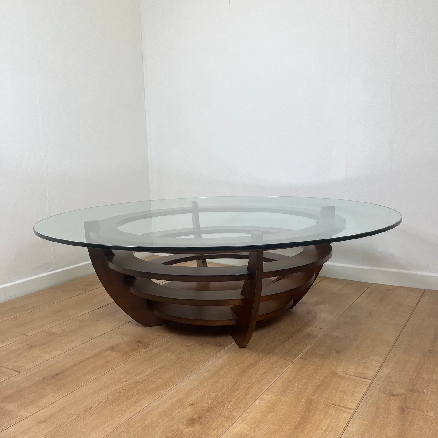 Table basse sculpturale à anneaux concentriques, verre et bois, circa 1985