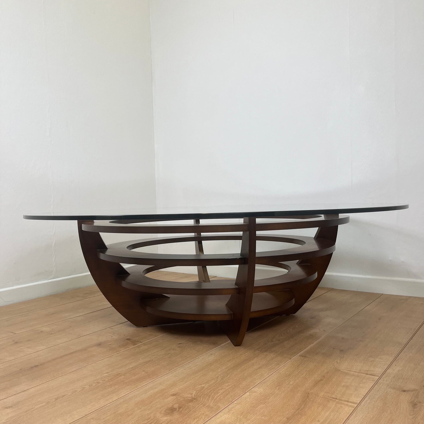 Table basse sculpturale à anneaux concentriques, verre et bois, circa 1985