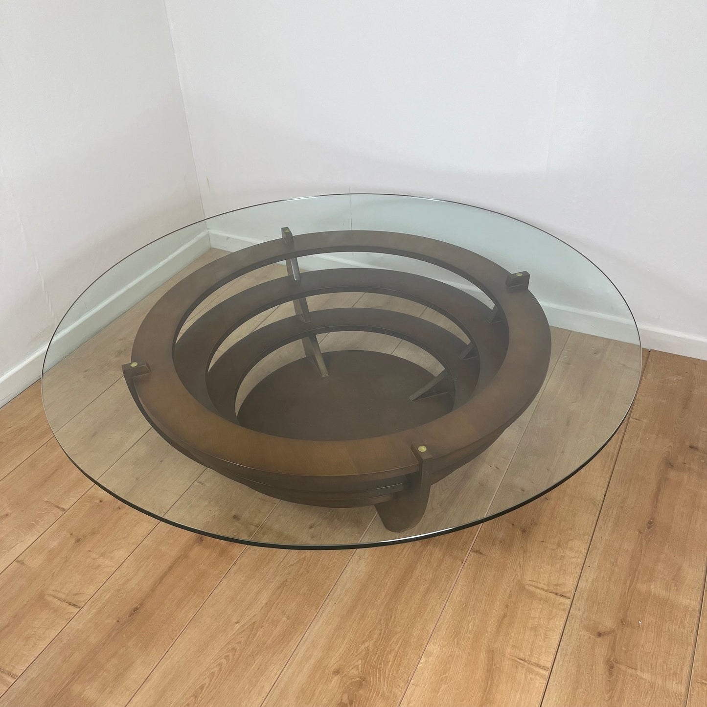 Table basse sculpturale à anneaux concentriques, verre et bois, circa 1985