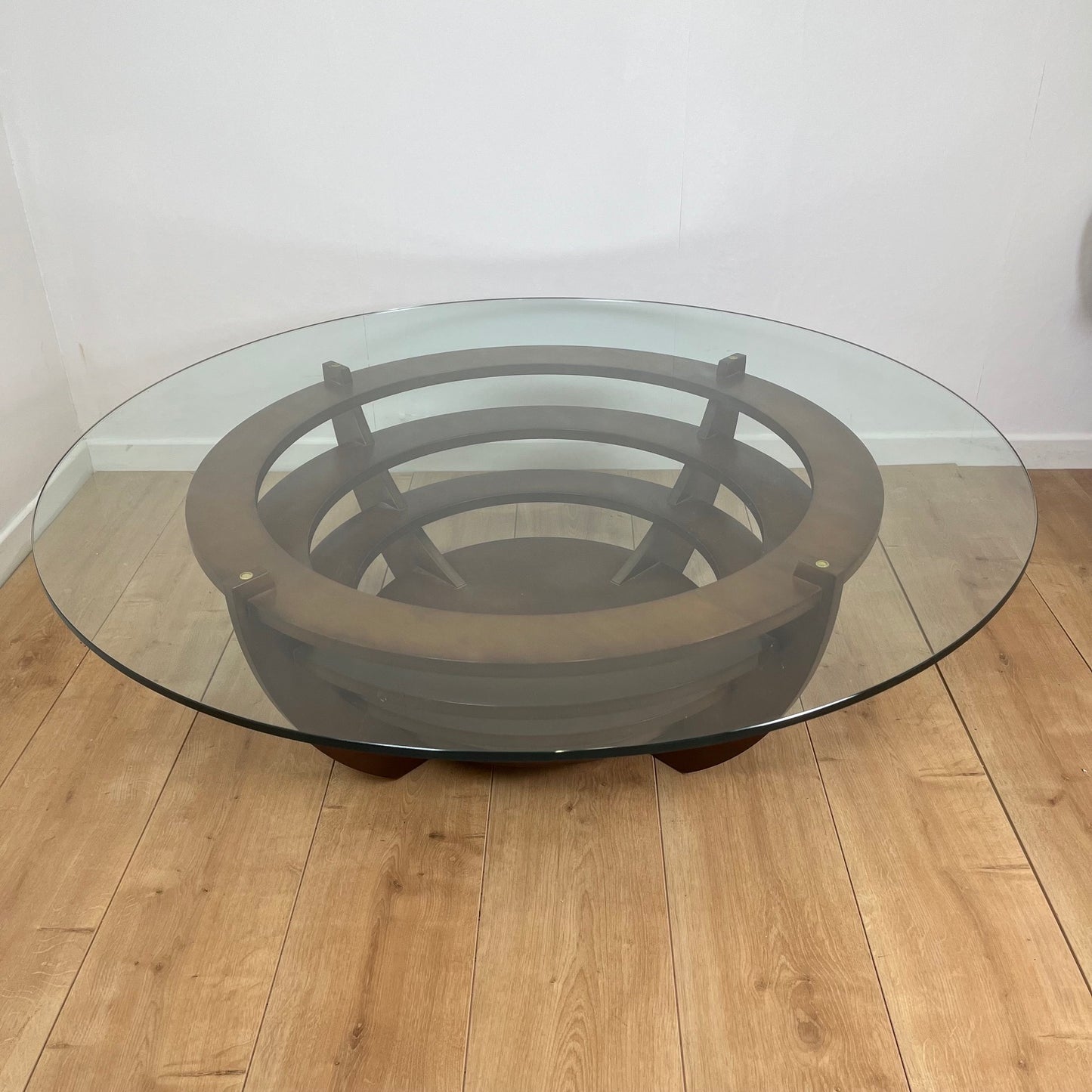 Table basse sculpturale à anneaux concentriques, verre et bois, circa 1985