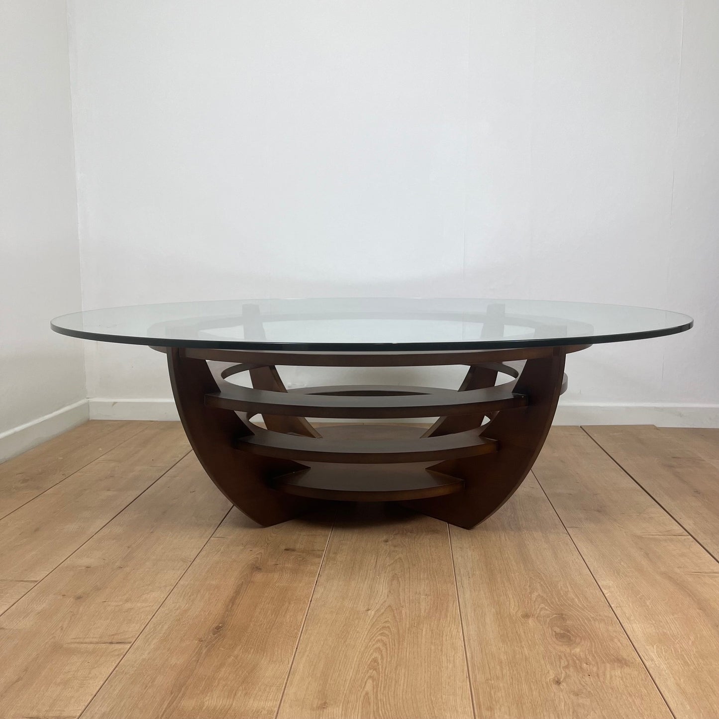 Table basse sculpturale à anneaux concentriques, verre et bois, circa 1985