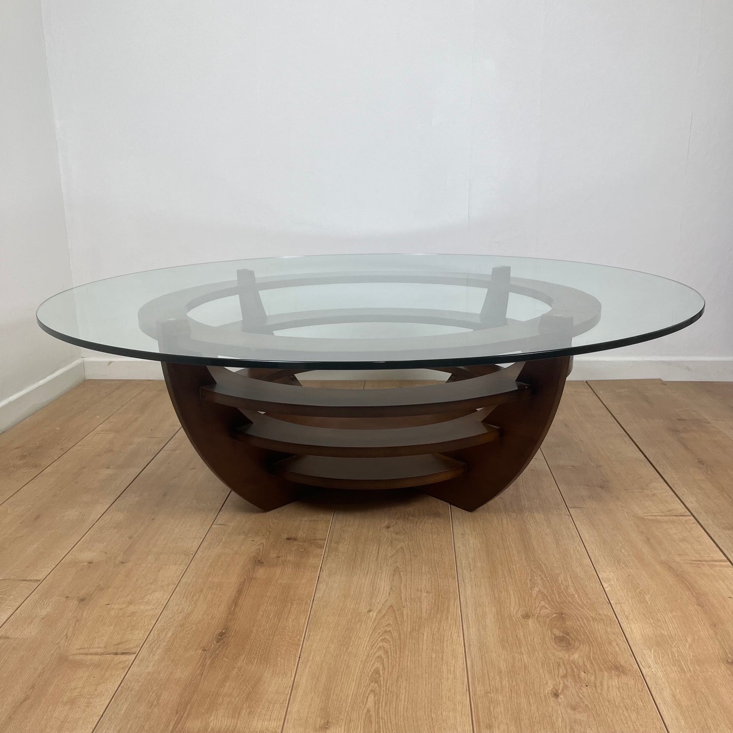 Table basse sculpturale à anneaux concentriques, verre et bois, circa 1985