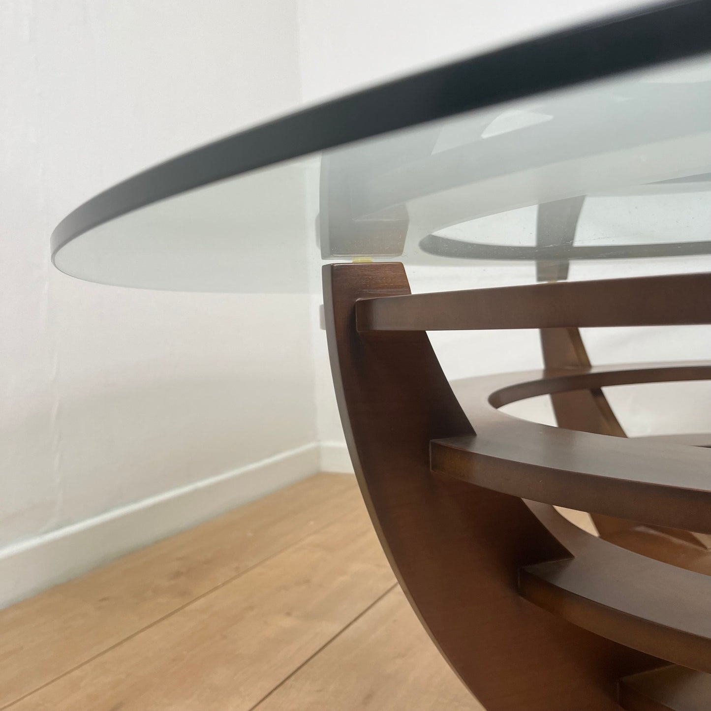 Table basse sculpturale à anneaux concentriques, verre et bois, circa 1985