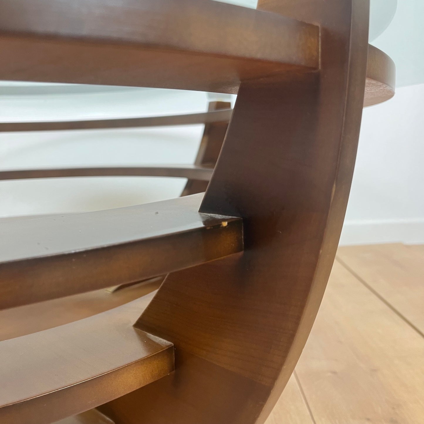 Table basse sculpturale à anneaux concentriques, verre et bois, circa 1985
