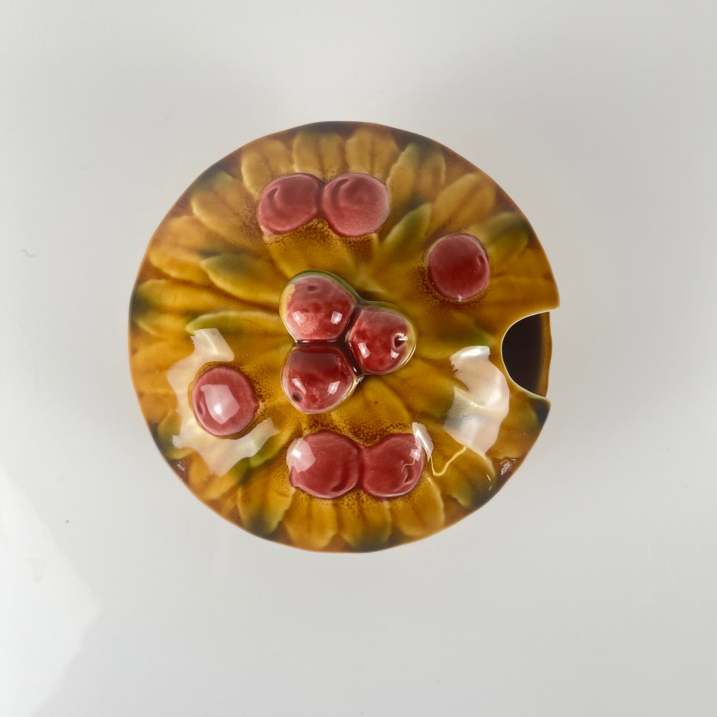 Sucrier barbotine Sarreguemines "cerise", 1970