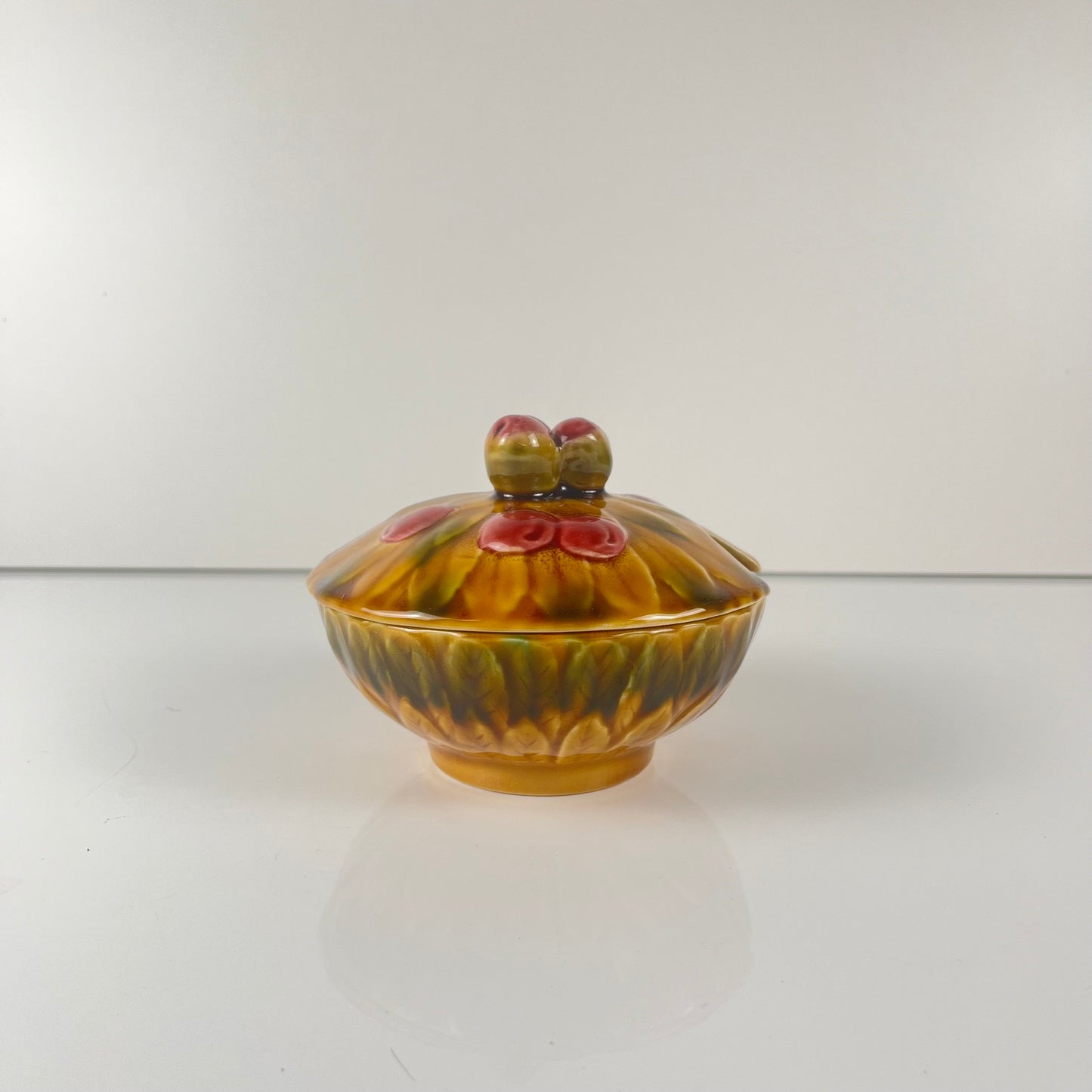 Sucrier barbotine Sarreguemines "cerise", 1970