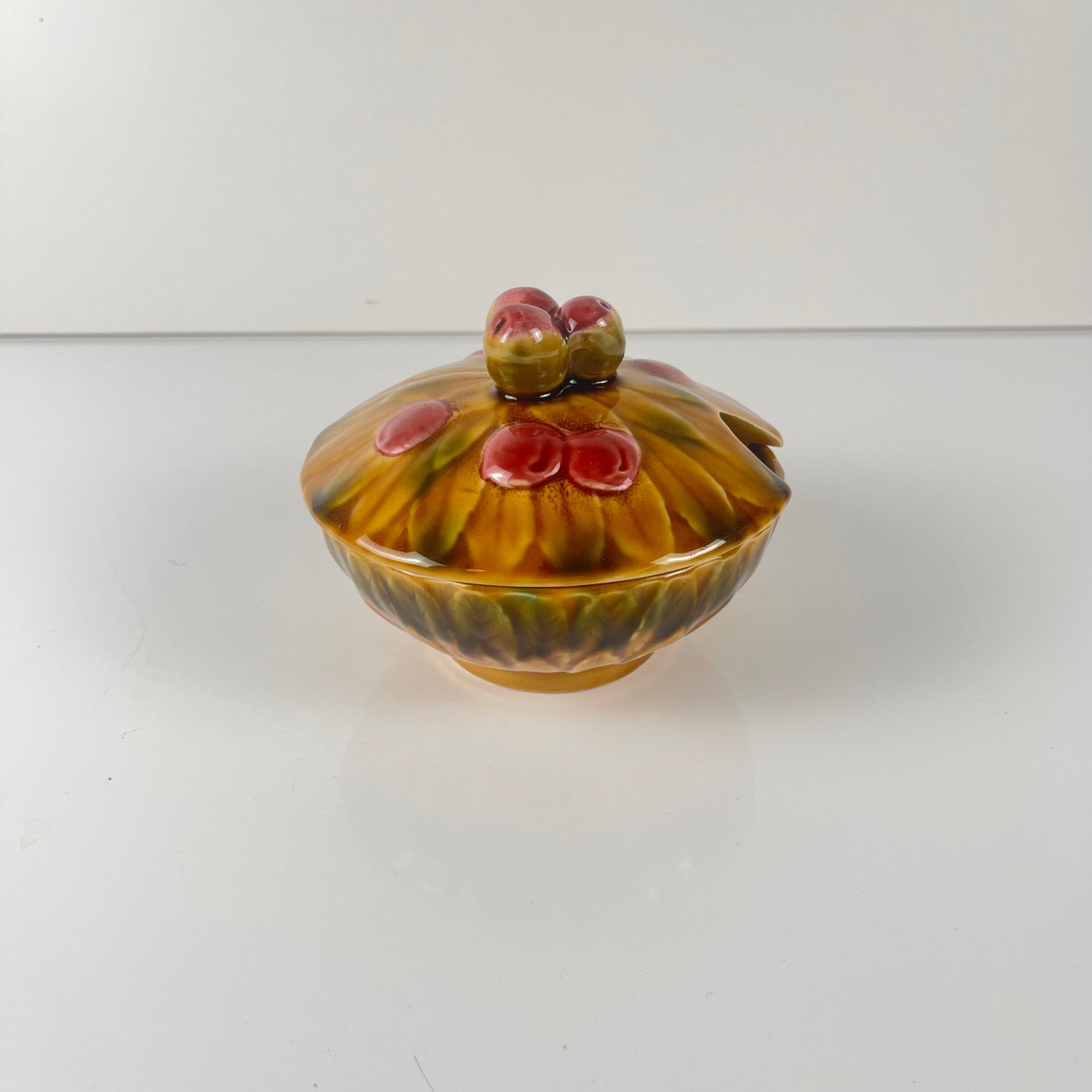 Sucrier barbotine Sarreguemines "cerise", 1970