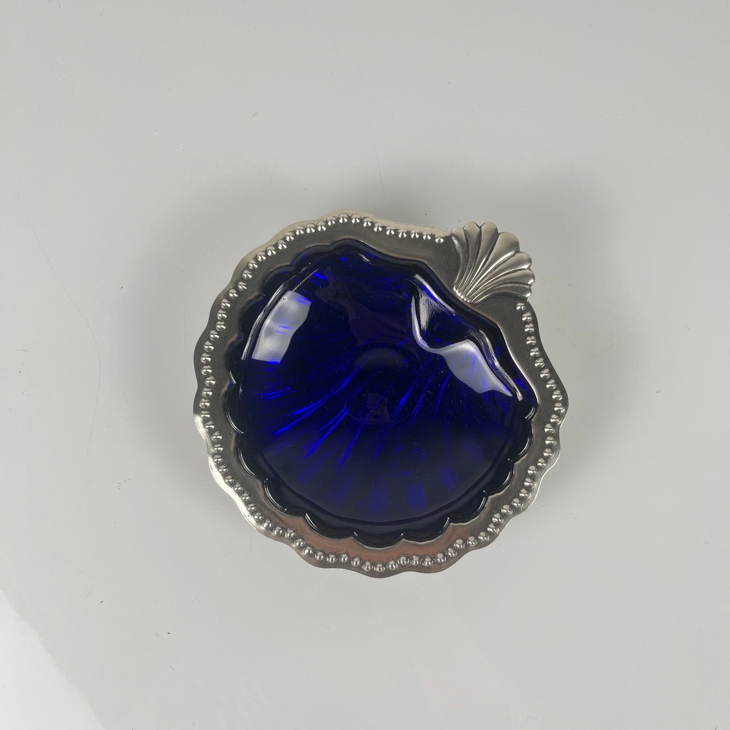 Vide poche / Beurrier ouvert coquillage en métal couleur argenté et insert verre bleu, 1970