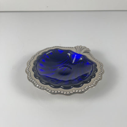 Vide poche / Beurrier ouvert coquillage en métal couleur argenté et insert verre bleu, 1970
