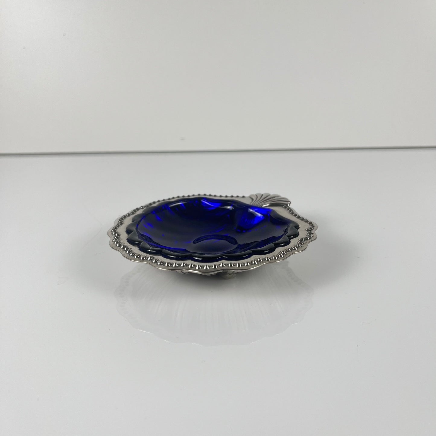 Vide poche / Beurrier ouvert coquillage en métal couleur argenté et insert verre bleu, 1970