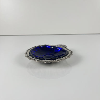 Vide poche / Beurrier ouvert coquillage en métal couleur argenté et insert verre bleu, 1970