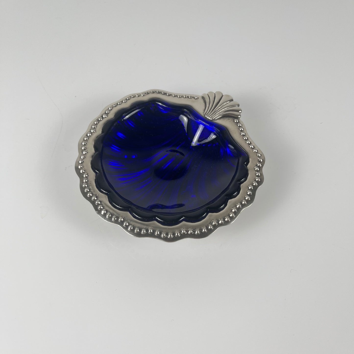 Vide poche / Beurrier ouvert coquillage en métal couleur argenté et insert verre bleu, 1970