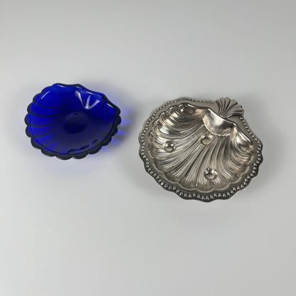 Vide poche / Beurrier ouvert coquillage en métal couleur argenté et insert verre bleu, 1970