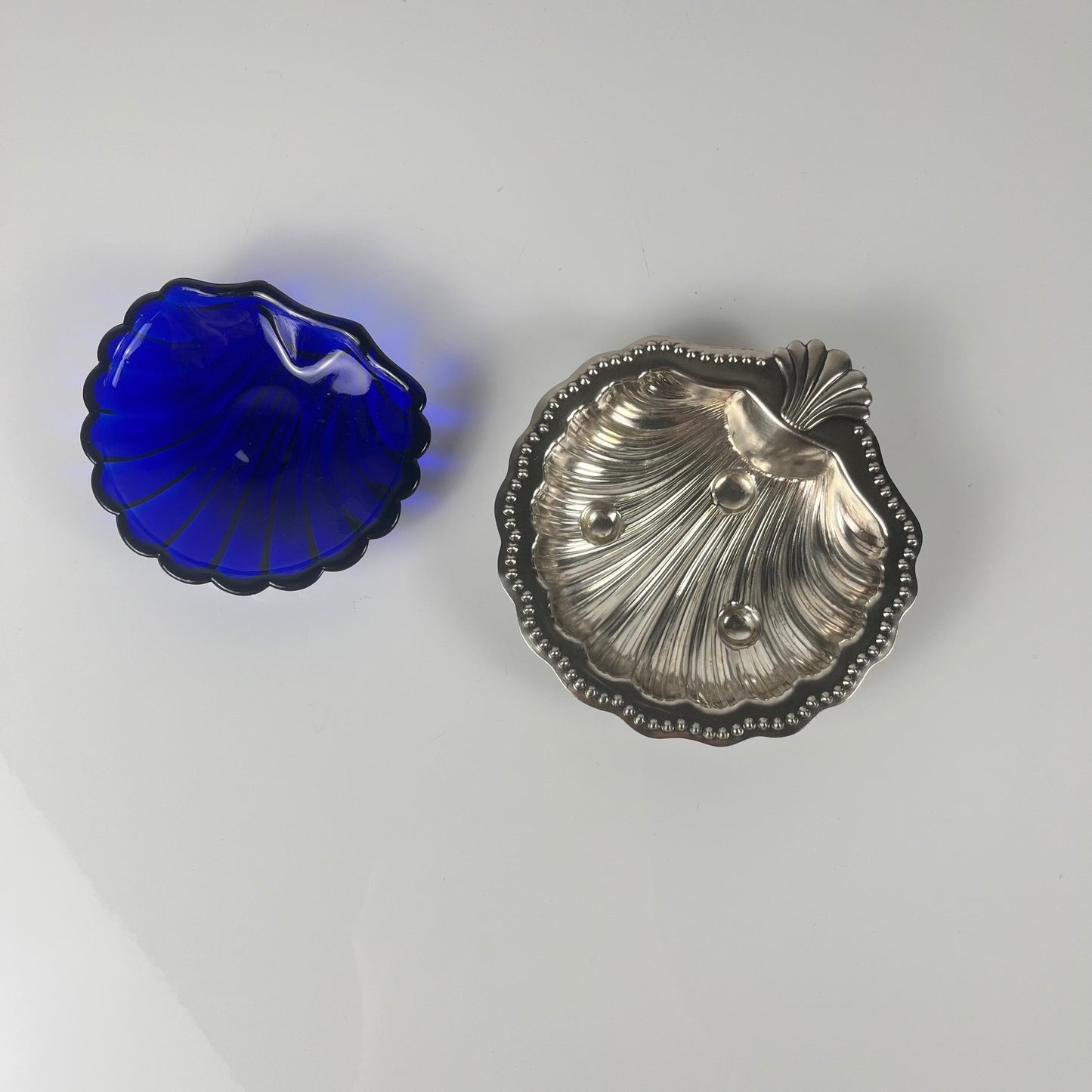 Vide poche / Beurrier ouvert coquillage en métal couleur argenté et insert verre bleu, 1970