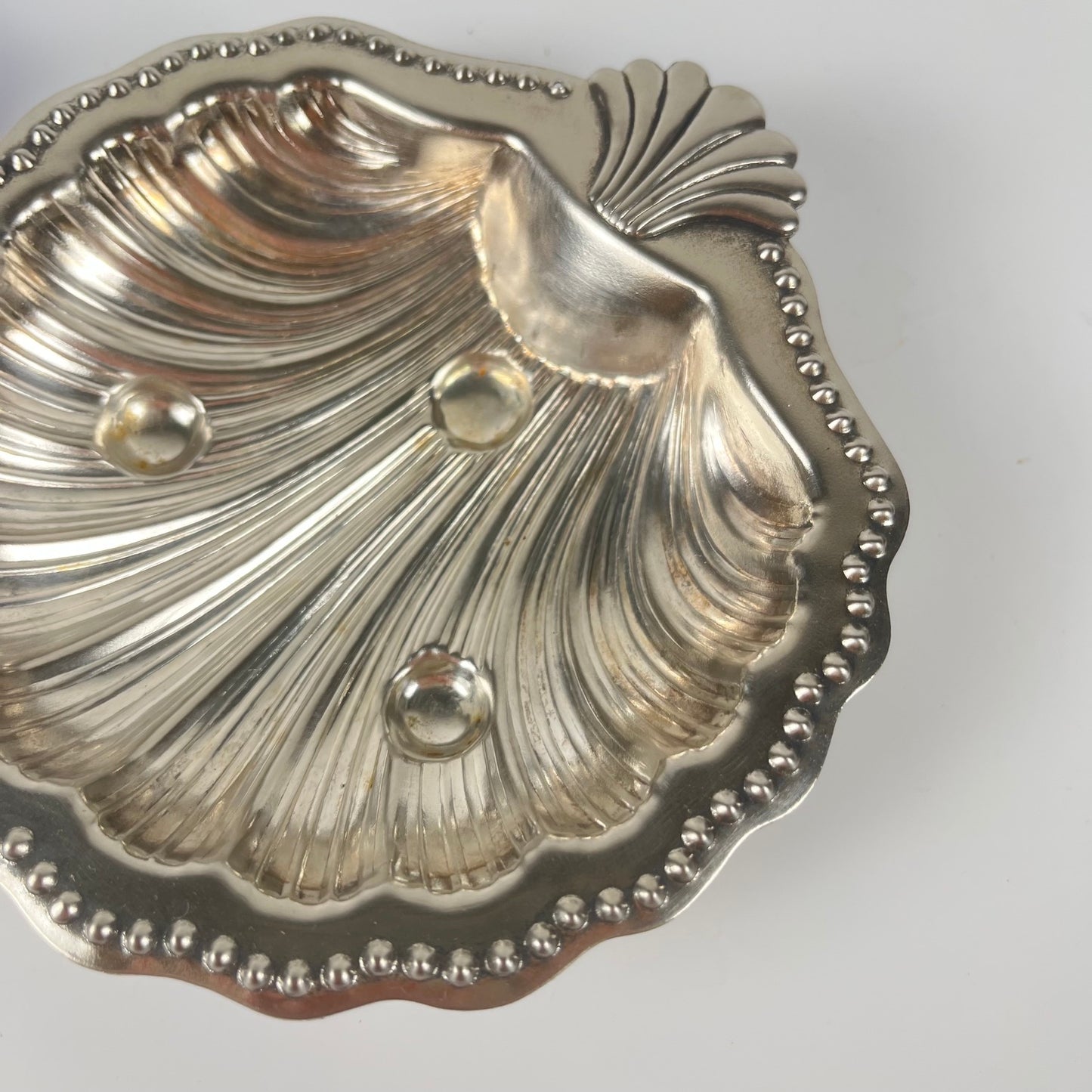 Vide poche / Beurrier ouvert coquillage en métal couleur argenté et insert verre bleu, 1970