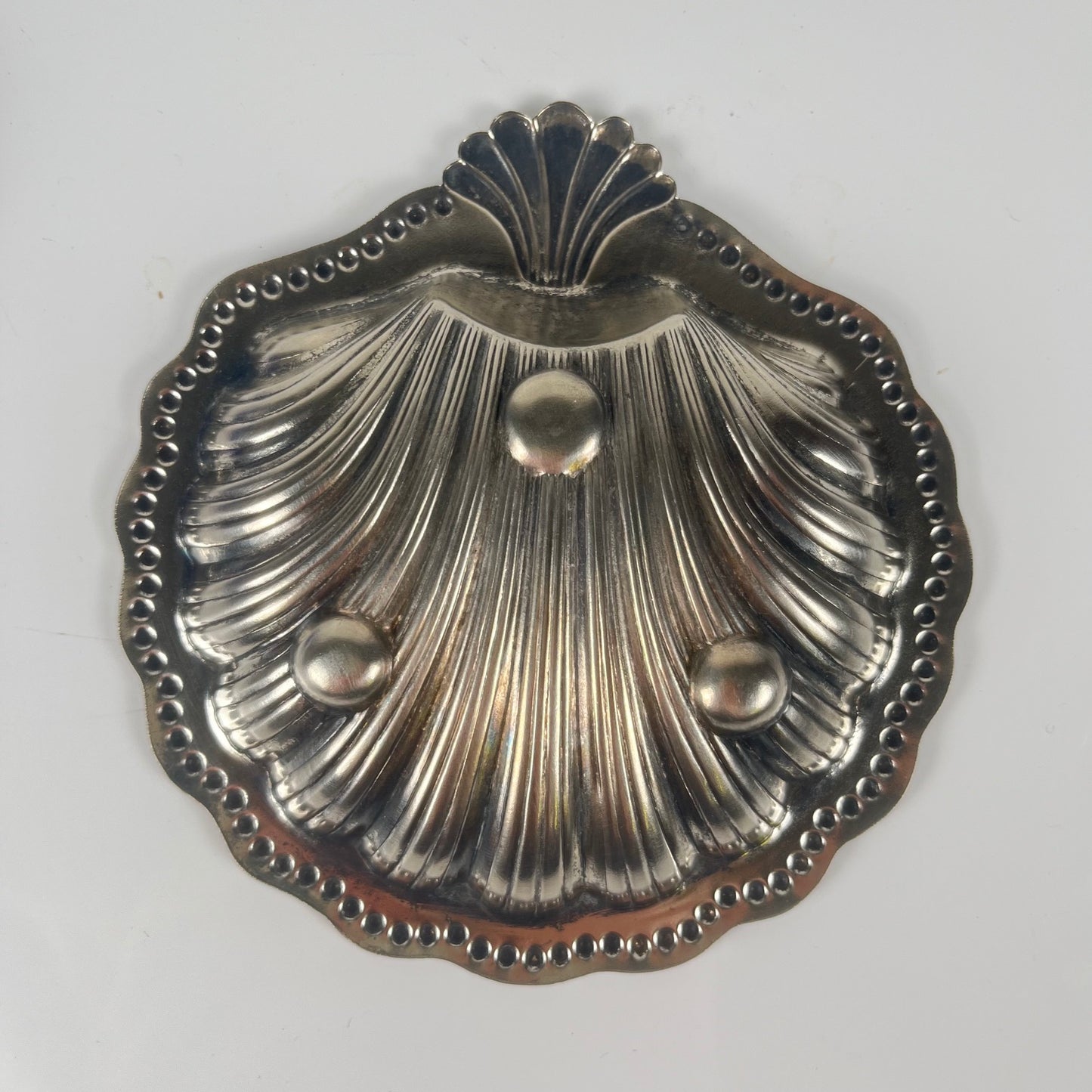 Vide poche / Beurrier ouvert coquillage en métal couleur argenté et insert verre bleu, 1970