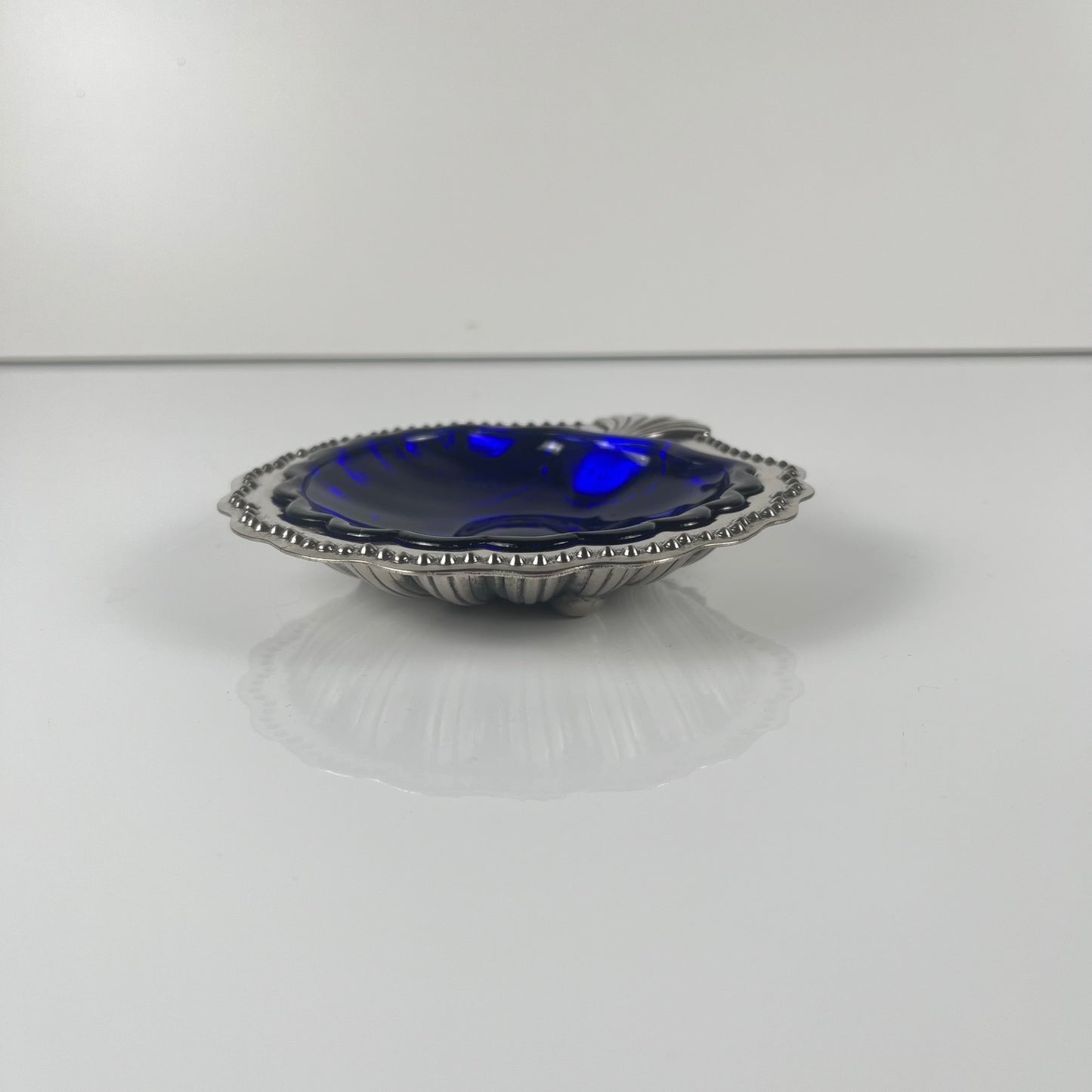 Vide poche / Beurrier ouvert coquillage en métal couleur argenté et insert verre bleu, 1970