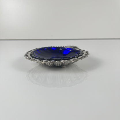 Vide poche / Beurrier ouvert coquillage en métal couleur argenté et insert verre bleu, 1970