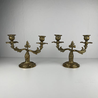 Paire de bougeoirs en laiton doré à deux bras – Style Louis XV rococo , Début XXè.