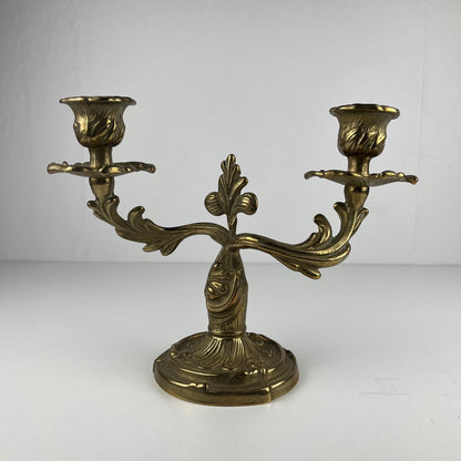 Paire de bougeoirs en laiton doré à deux bras – Style Louis XV rococo , Début XXè.