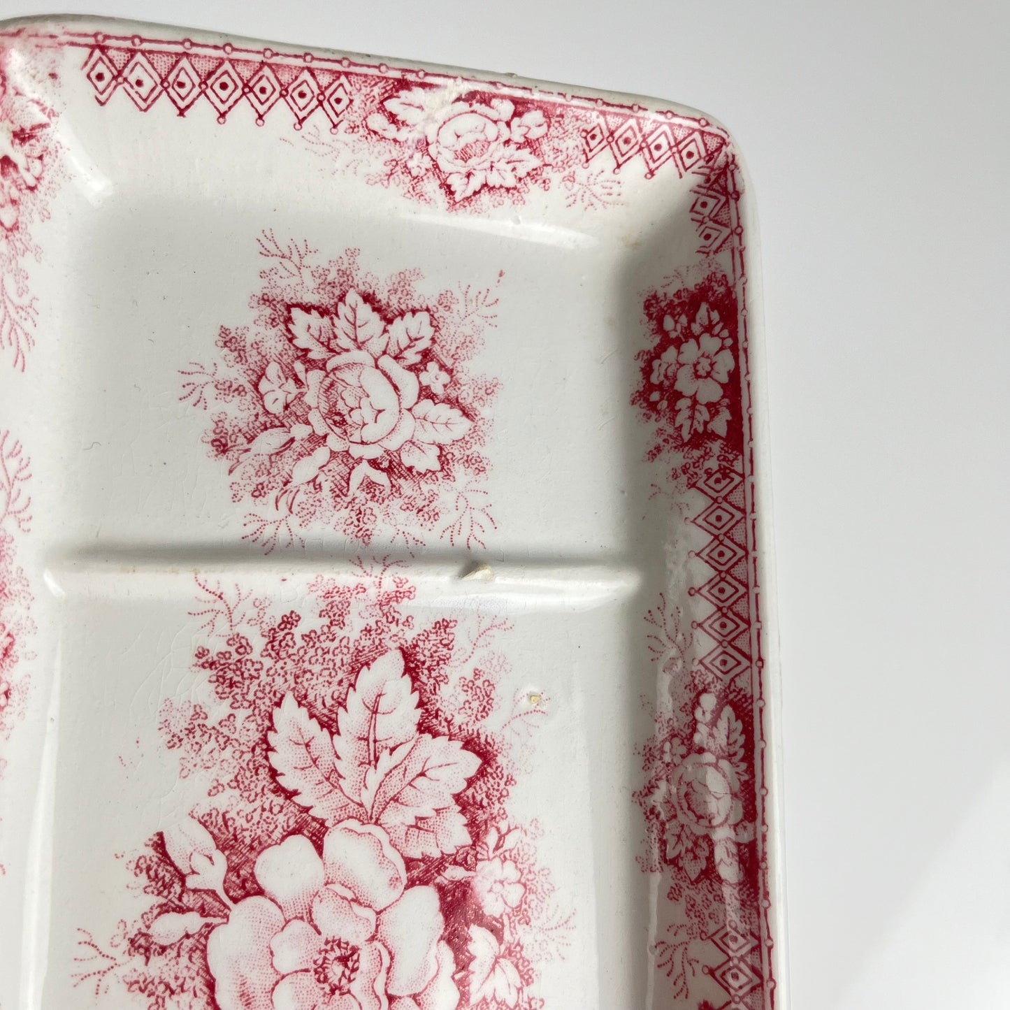 Soap dish, "Jardinière" model, St Amand - Hamage Nord, pink, early 20th century.