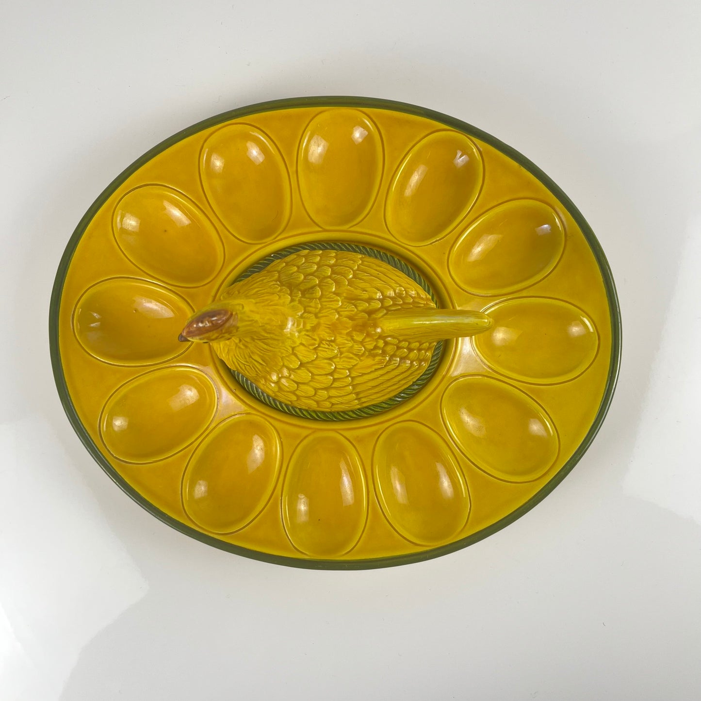 Assiette / présentoir à oeuf en céramique jaune et poule, XXème s.