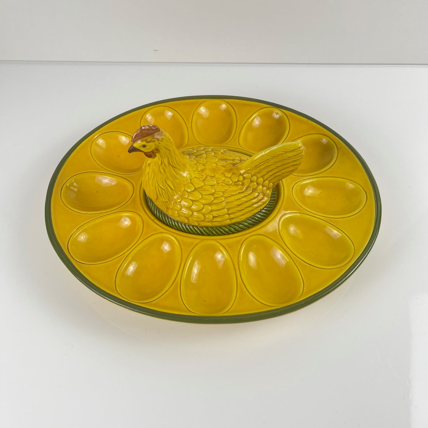 Assiette / présentoir à oeuf en céramique jaune et poule, XXème s.