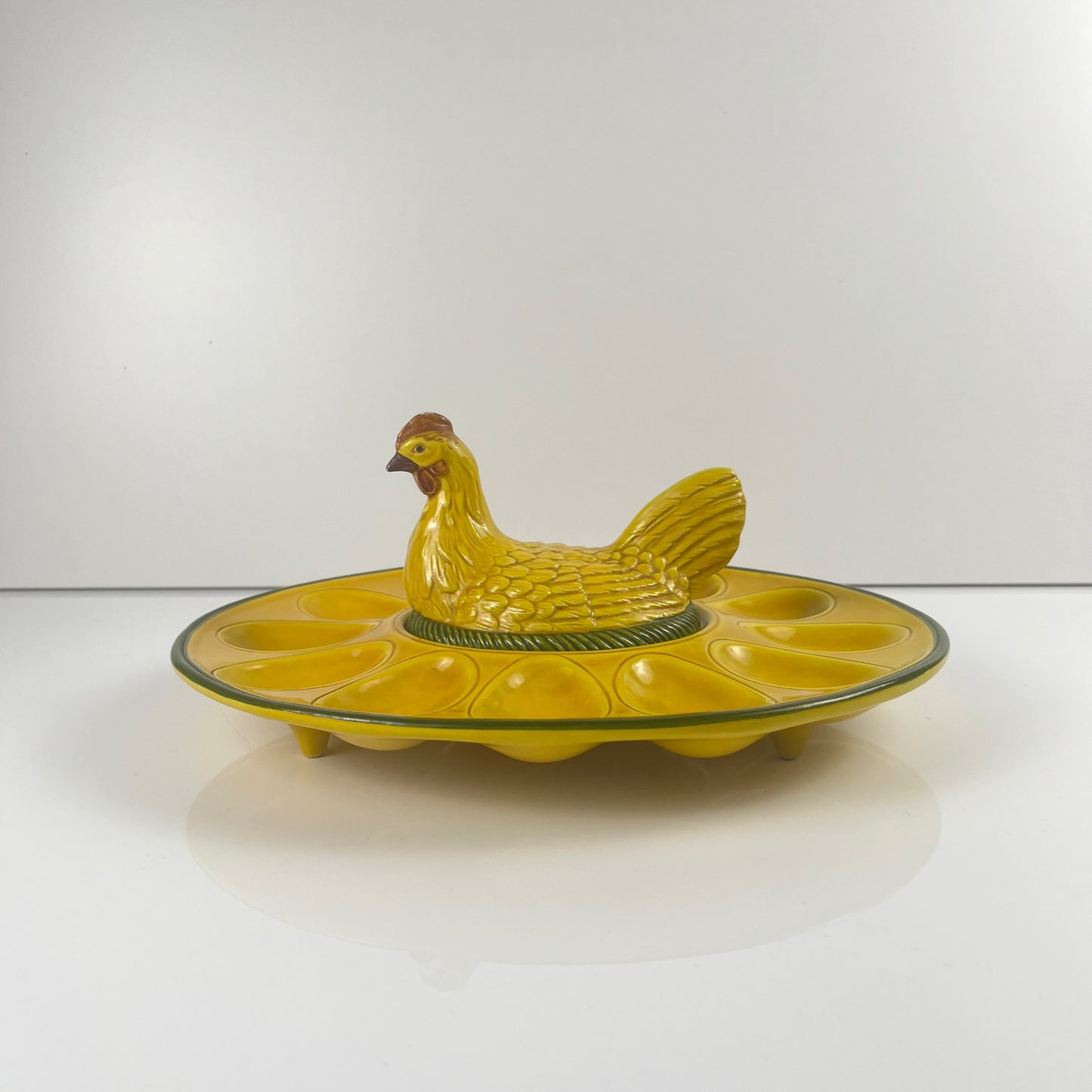 Assiette / présentoir à oeuf en céramique jaune et poule, XXème s.