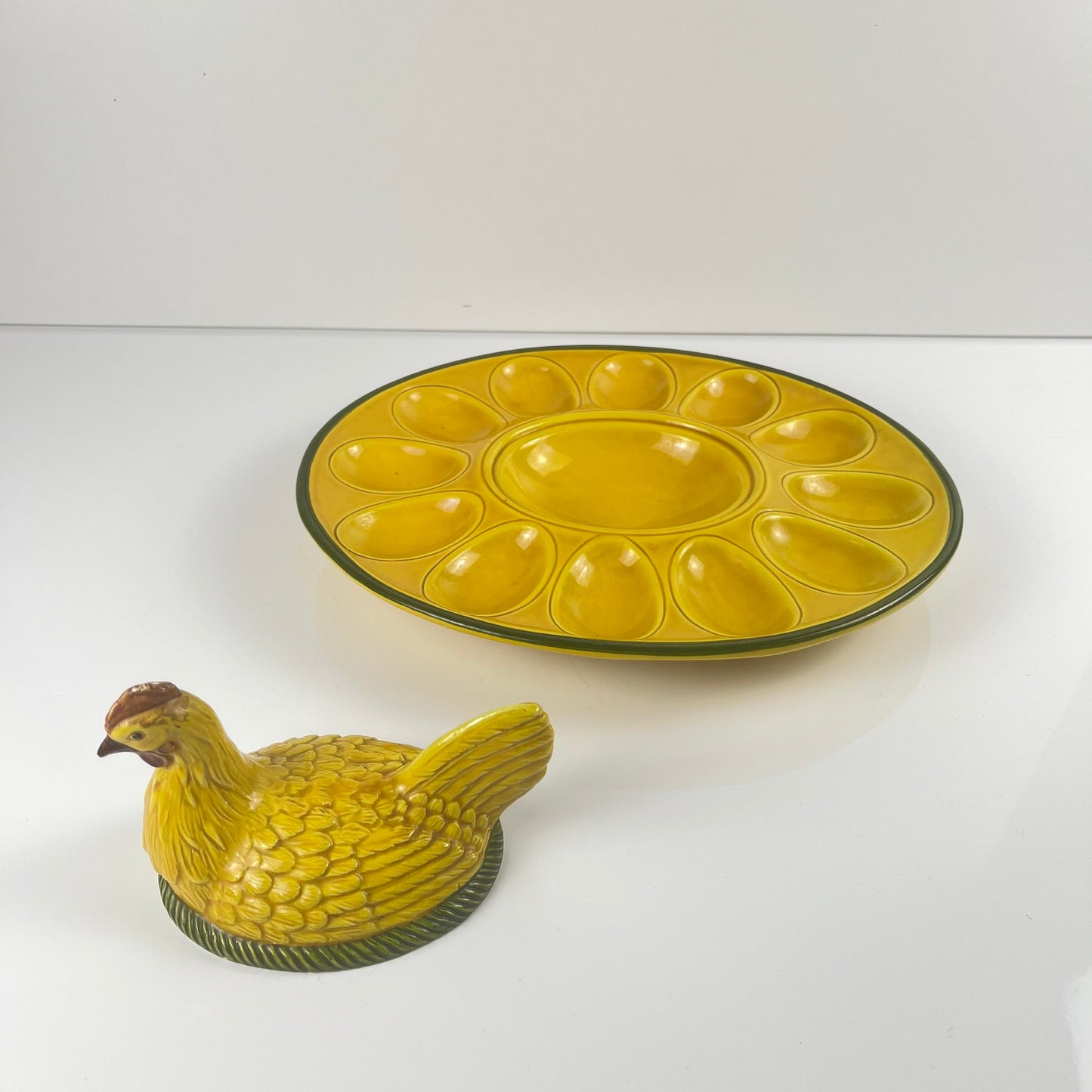 Assiette / présentoir à oeuf en céramique jaune et poule, XXème s.