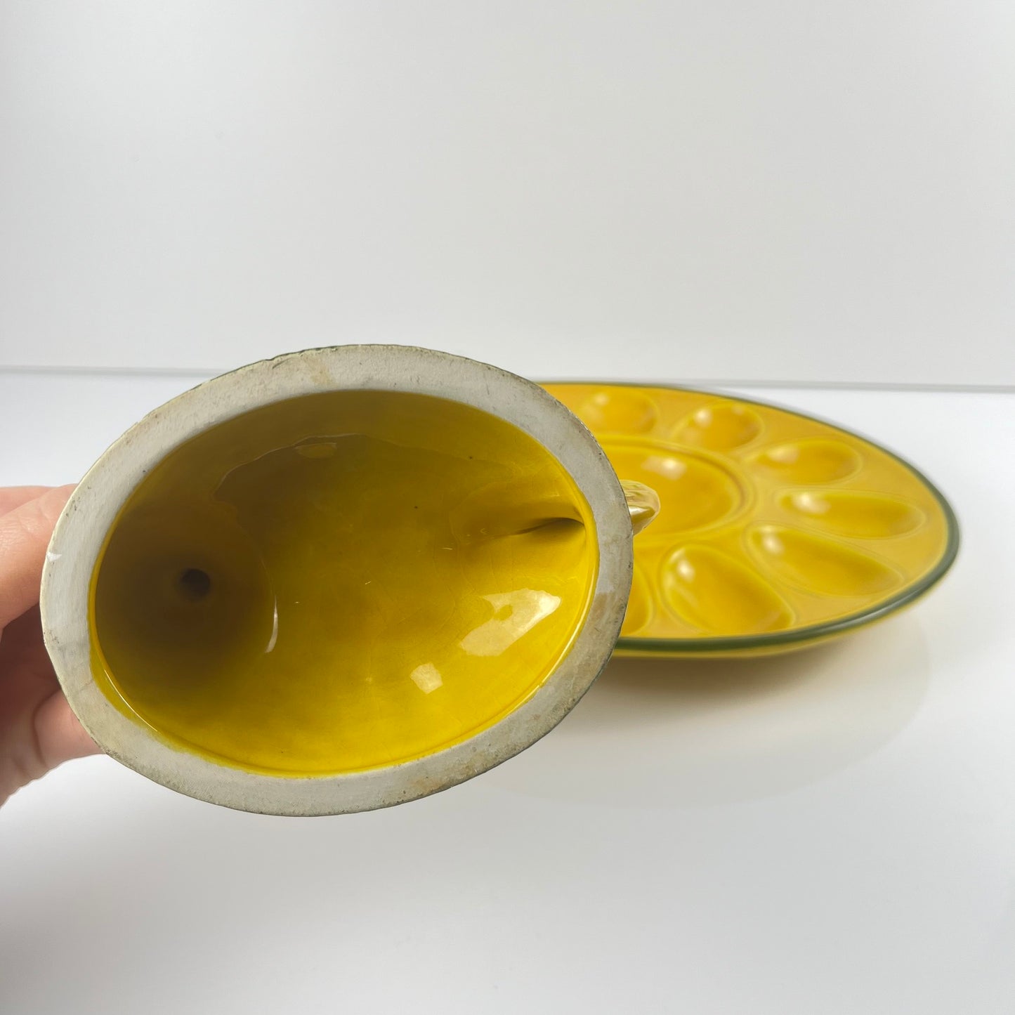 Assiette / présentoir à oeuf en céramique jaune et poule, XXème s.