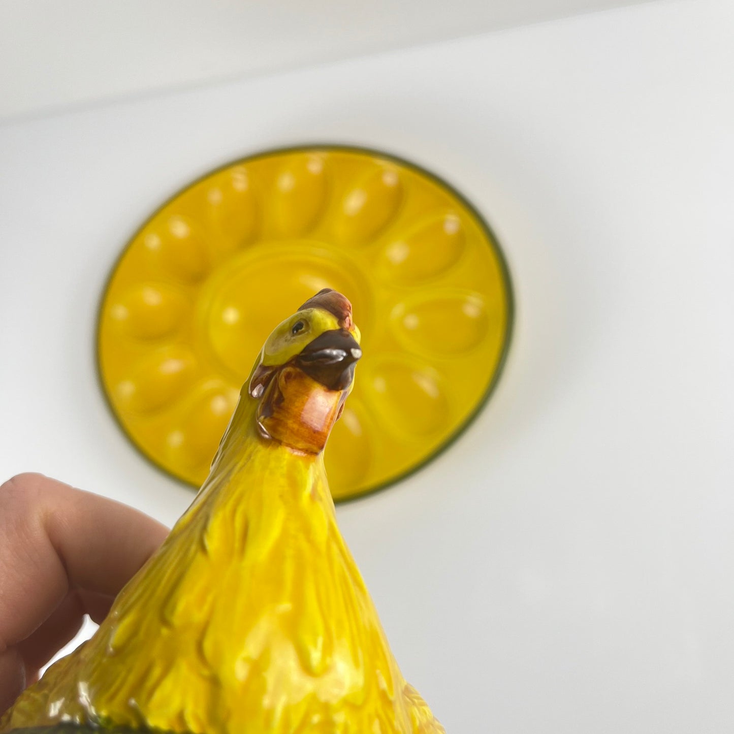 Assiette / présentoir à oeuf en céramique jaune et poule, XXème s.