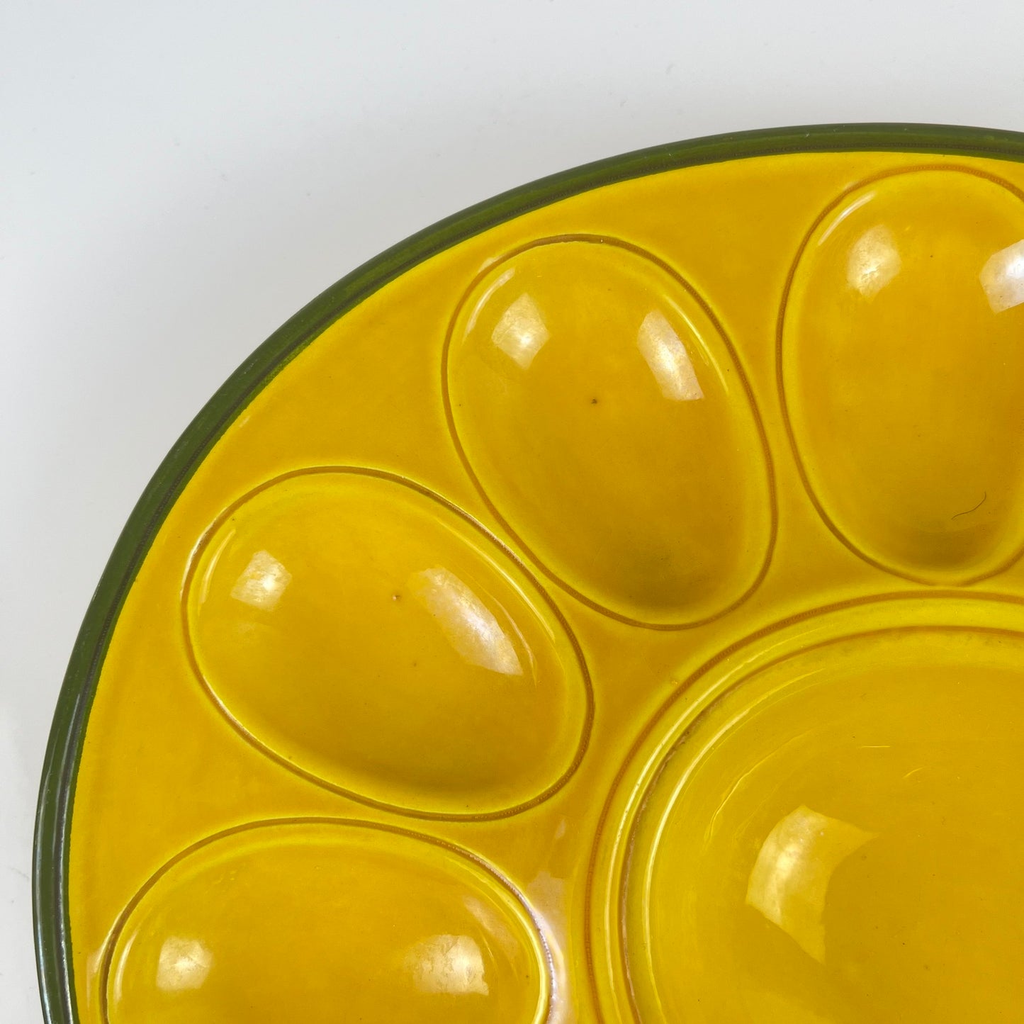 Assiette / présentoir à oeuf en céramique jaune et poule, XXème s.