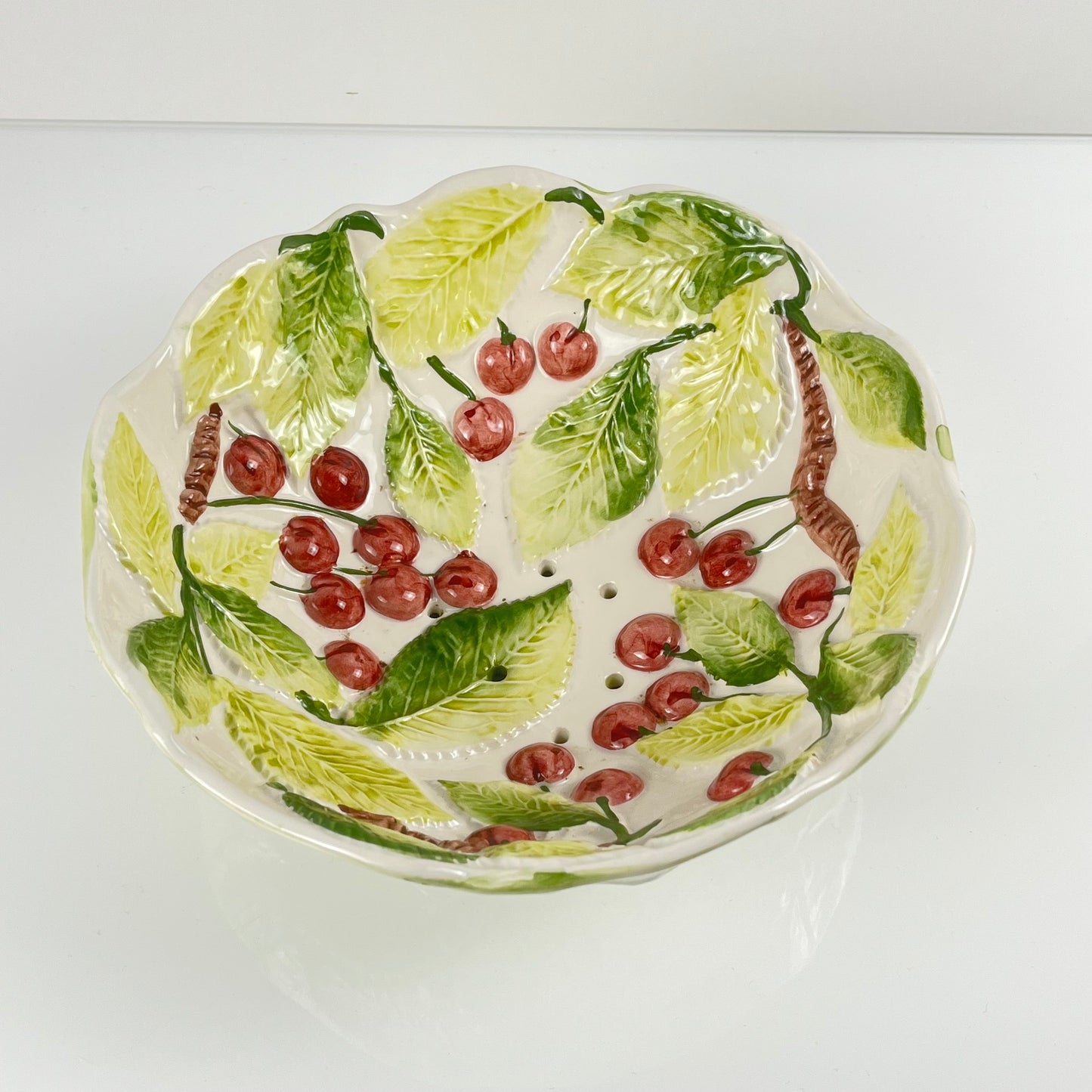 Passoire barbotine motif cerise, 1980/90