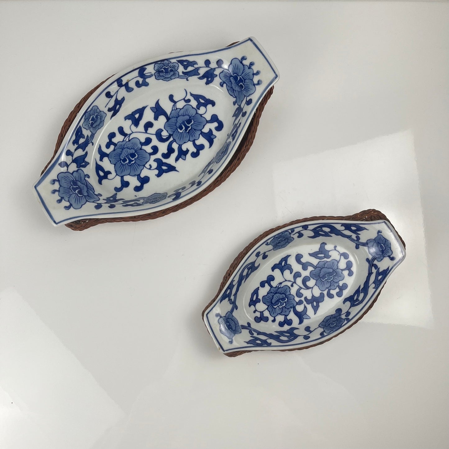 Set de 6 Plat de présentation en céramique décor  blanc et bleu, motif floral avec monture en osier tressé, 1970/80