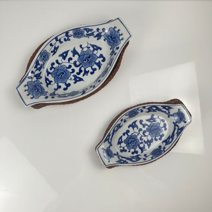 Set de 6 Plat de présentation en céramique décor  blanc et bleu, motif floral avec monture en osier tressé, 1970/80