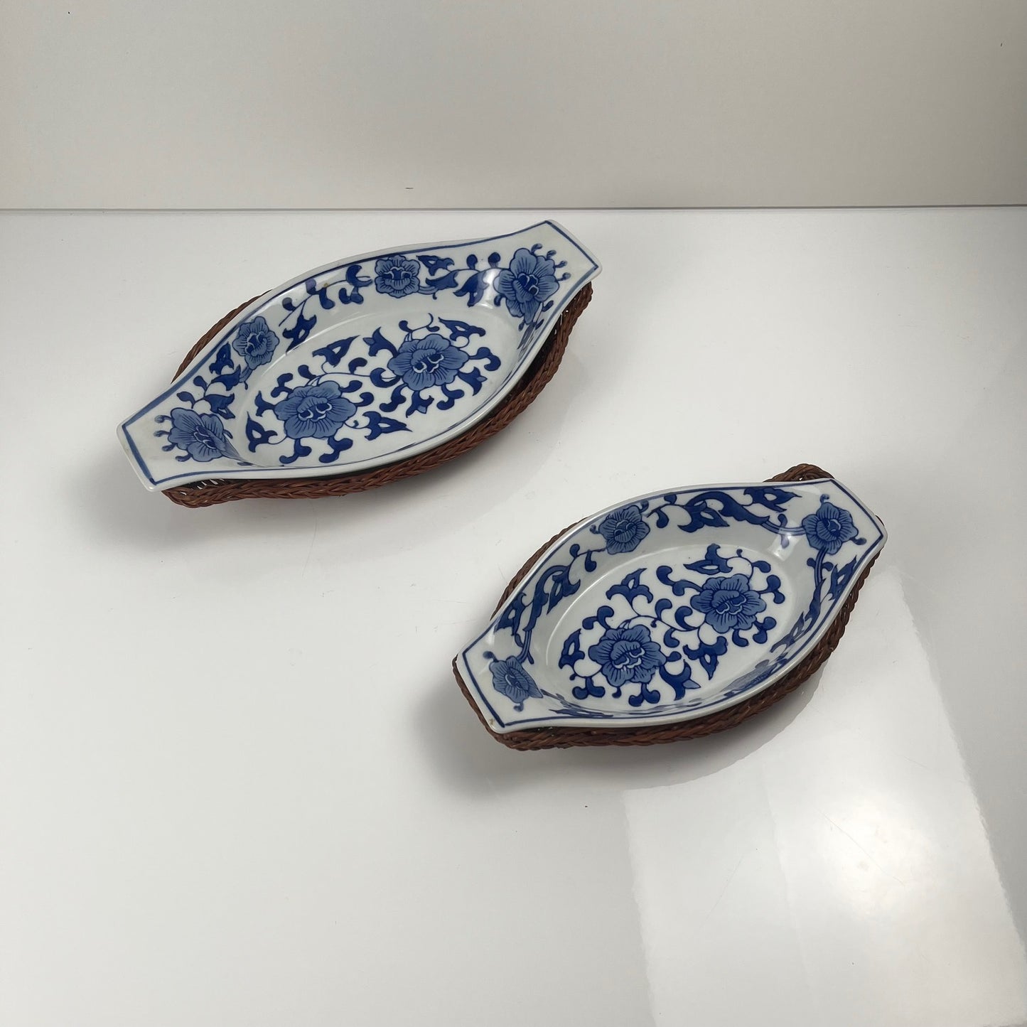 Set de 6 Plat de présentation en céramique décor  blanc et bleu, motif floral avec monture en osier tressé, 1970/80