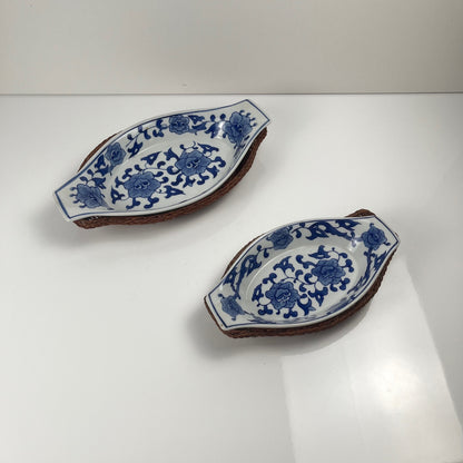 Set de 6 Plat de présentation en céramique décor  blanc et bleu, motif floral avec monture en osier tressé, 1970/80