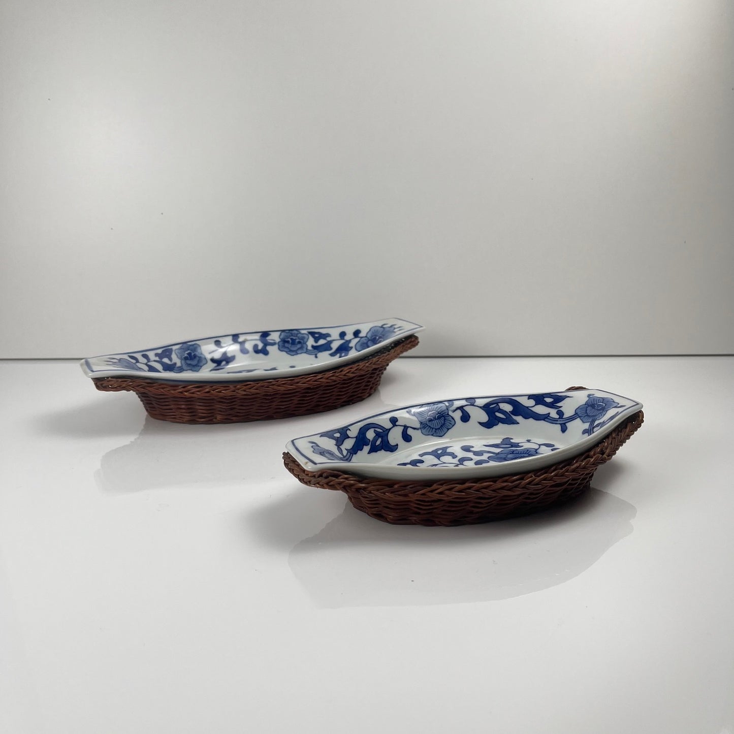 Set de 6 Plat de présentation en céramique décor  blanc et bleu, motif floral avec monture en osier tressé, 1970/80