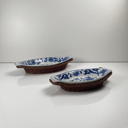Set de 6 Plat de présentation en céramique décor  blanc et bleu, motif floral avec monture en osier tressé, 1970/80
