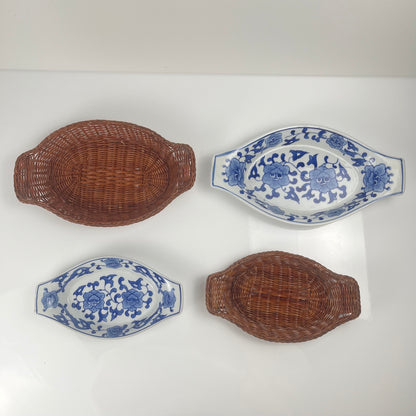 Set de 6 Plat de présentation en céramique décor  blanc et bleu, motif floral avec monture en osier tressé, 1970/80