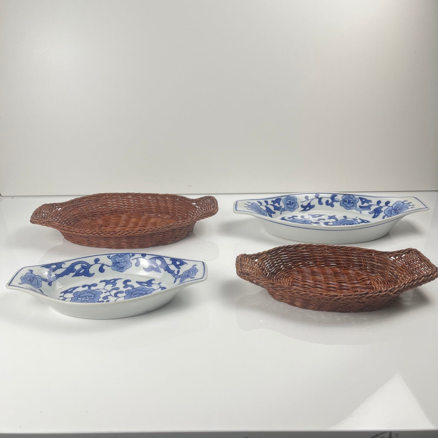 Set de 6 Plat de présentation en céramique décor  blanc et bleu, motif floral avec monture en osier tressé, 1970/80