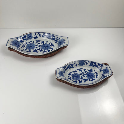Set de 6 Plat de présentation en céramique décor  blanc et bleu, motif floral avec monture en osier tressé, 1970/80