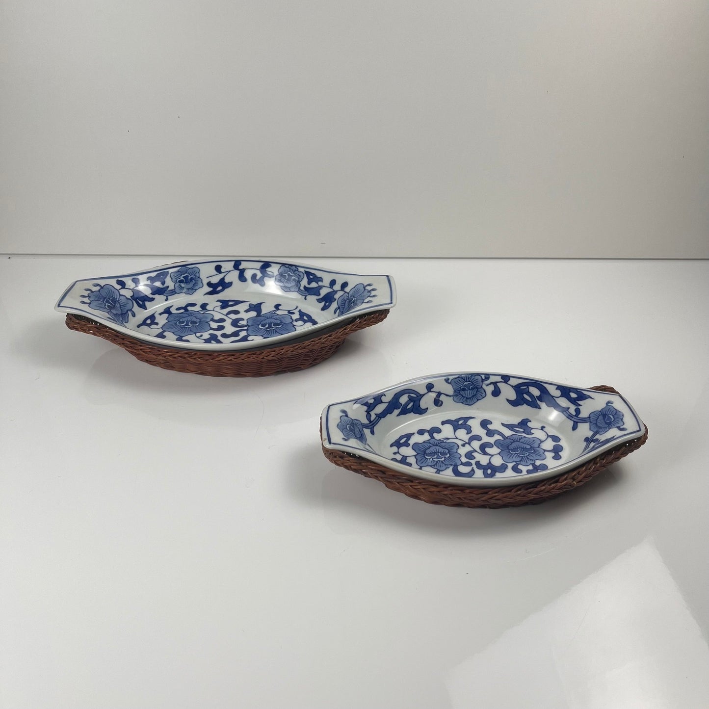 Set de 6 Plat de présentation en céramique décor  blanc et bleu, motif floral avec monture en osier tressé, 1970/80