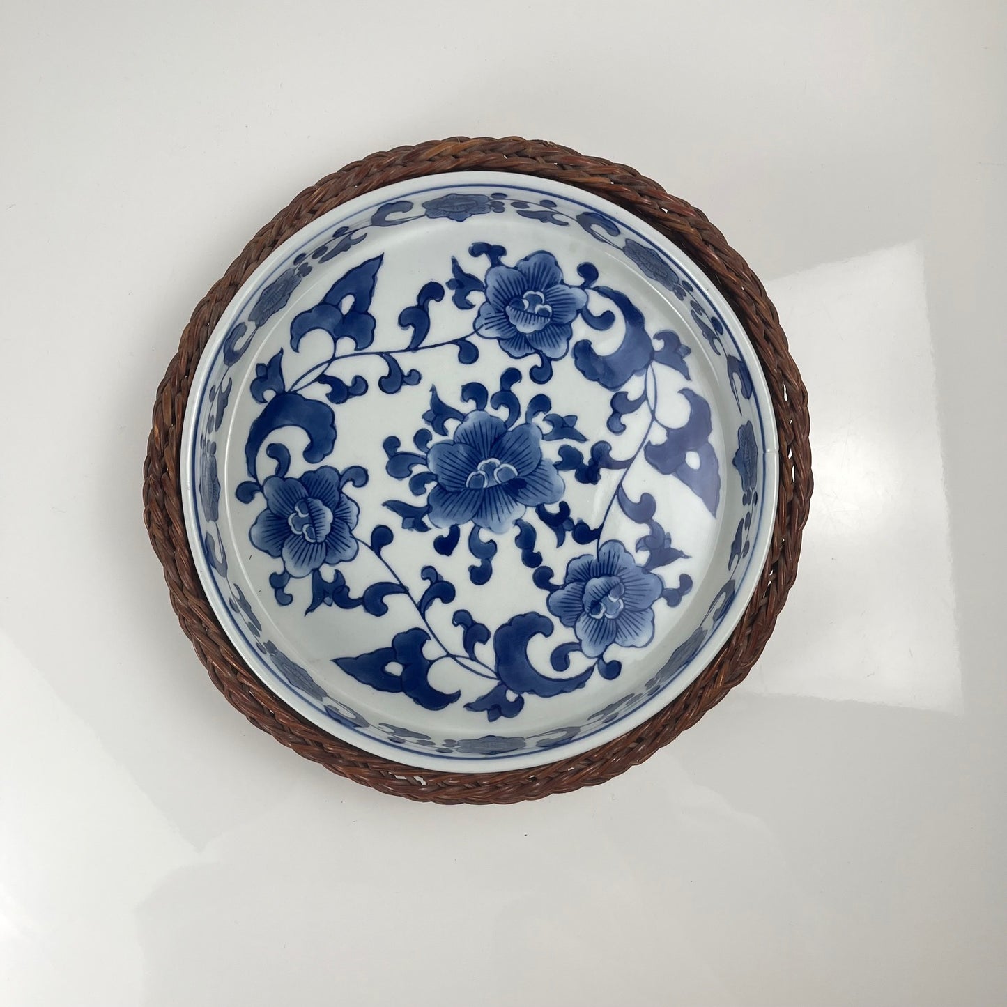 Set de 6 Plat de présentation en céramique décor  blanc et bleu, motif floral avec monture en osier tressé, 1970/80