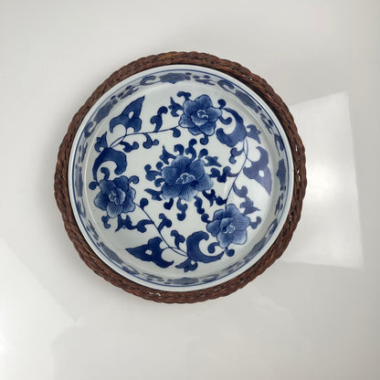Set de 6 Plat de présentation en céramique décor  blanc et bleu, motif floral avec monture en osier tressé, 1970/80