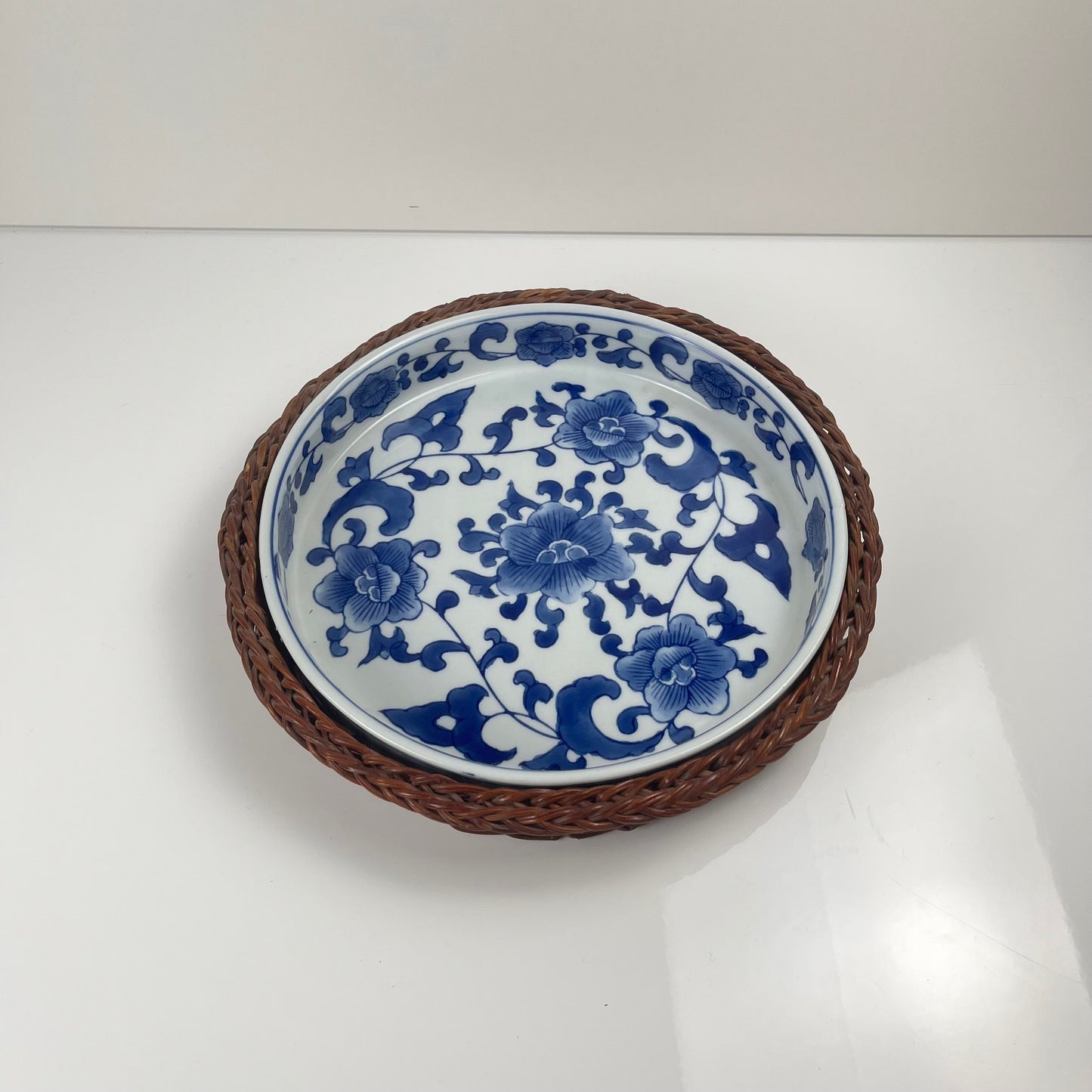 Set de 6 Plat de présentation en céramique décor  blanc et bleu, motif floral avec monture en osier tressé, 1970/80