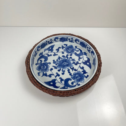 Set de 6 Plat de présentation en céramique décor  blanc et bleu, motif floral avec monture en osier tressé, 1970/80